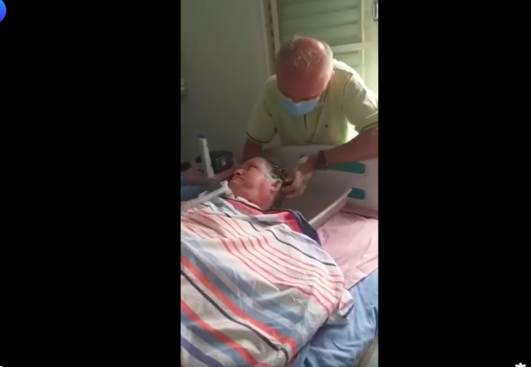 Bocalom posta vídeo cuidando da esposa acamada há 5 anos: “Banho de cama da rainha”