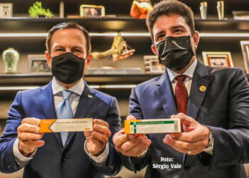 Com a vacina nas mãos, Gladson e Doria oficializam que CoronaVac será usada no Acre