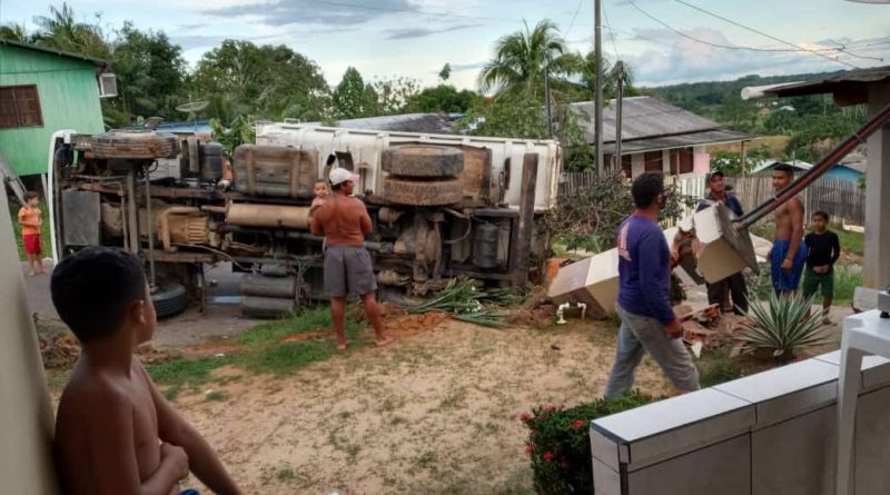 Caminhão tomba ao tentar subir ladeira no bairro do Remanso