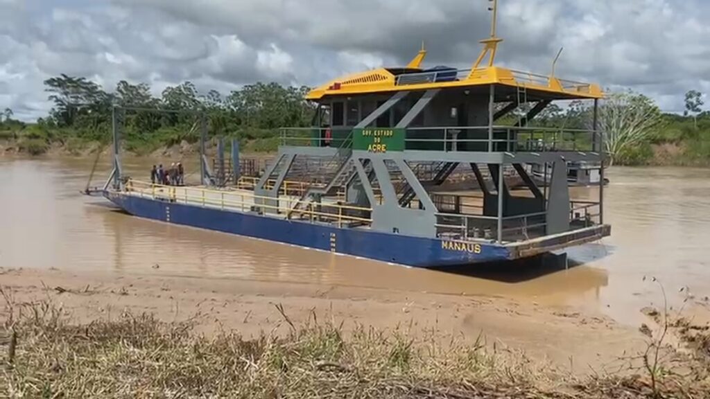 Deracre lança balsa Comandante Deodato para testes no Rio Juruá