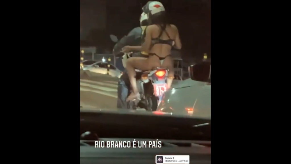 Vídeo que mostra garupa de mototaxi usando apenas fio dental viraliza nas redes sociais