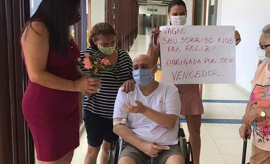 Curado da Covid-19, colunista Vagno de Paula recebe alta após 20 dias internado no Into