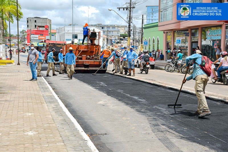 Prefeitura dá continuidade a recapeamento no Centro de Cruzeiro do Sul