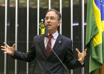 Leo de Brito questiona ministério sobre exclusão de estudantes em programa de bolsas