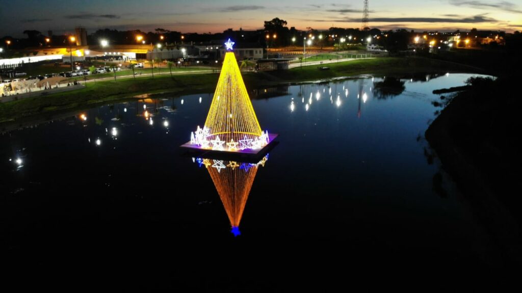 Lago do Amor ganha árvore de Natal flutuante