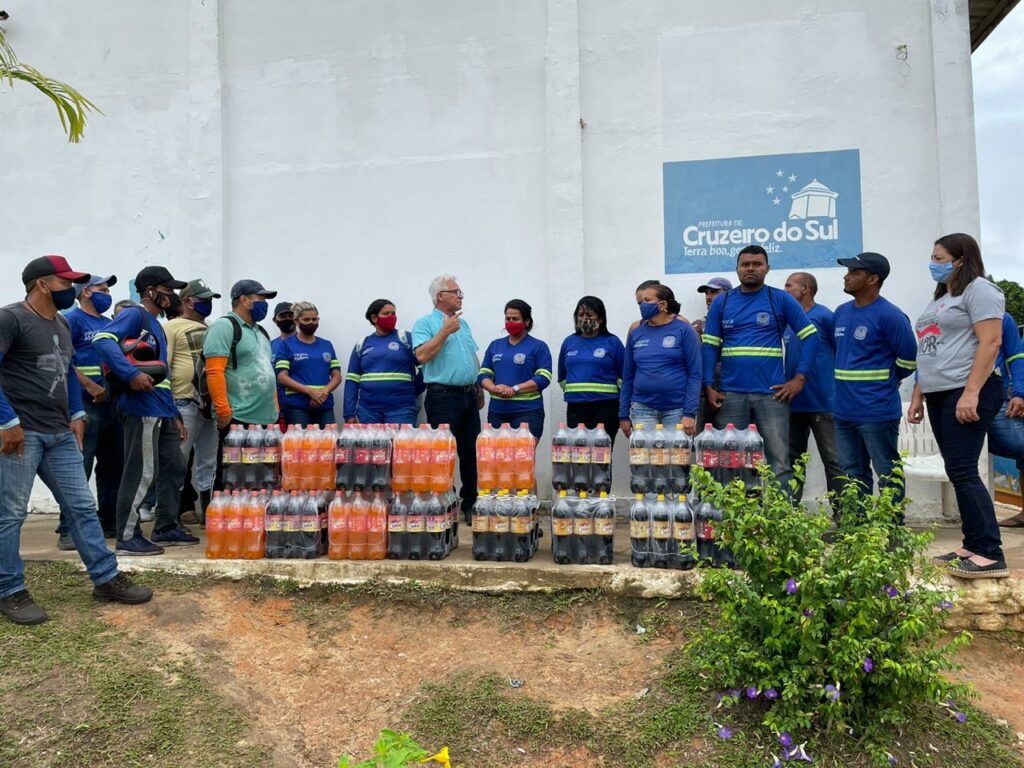 Empresa Cristal distribui refrigerantes para servidores da limpeza de Cruzeiro do Sul