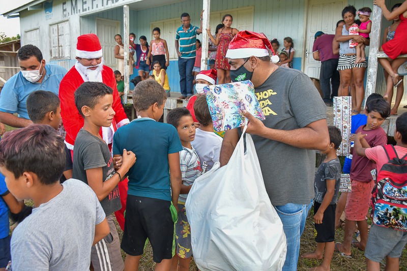 Prefeito Clodoaldo Rodrigues realiza natal nas Vilas com entrega de brinquedos