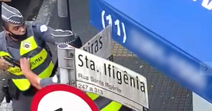 PM ameaça colega de farda com arma diante de multidão no centro de SP; veja vídeo