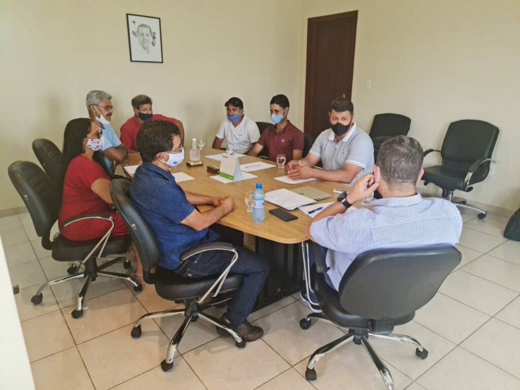 Deputado Luiz Gonzaga e vice-governador se reúnem com produtores familiares do Juruá