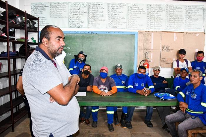 Em visita às secretarias de obras, limpeza e endemias prefeito agradece servidores