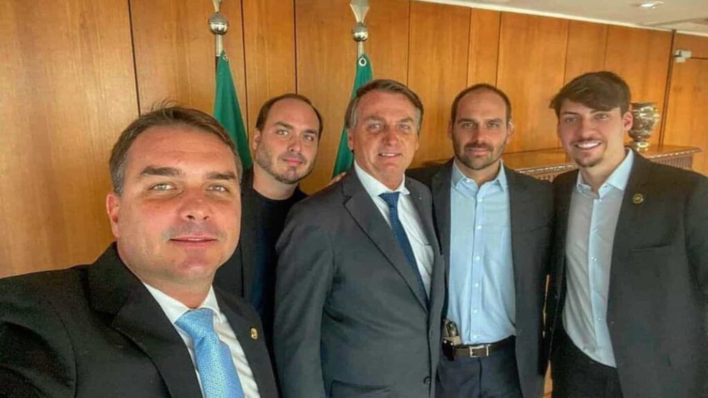 Eduardo Bolsonaro publica foto com arma de fogo no gabinete presidencial