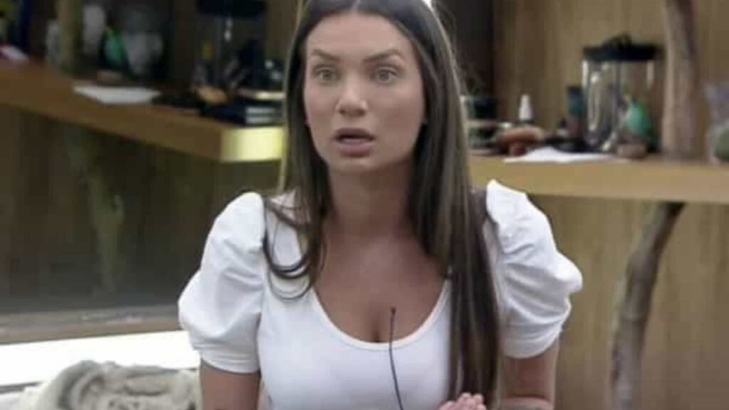 Stéfani Bays tem casa invadida por bandidos em SP