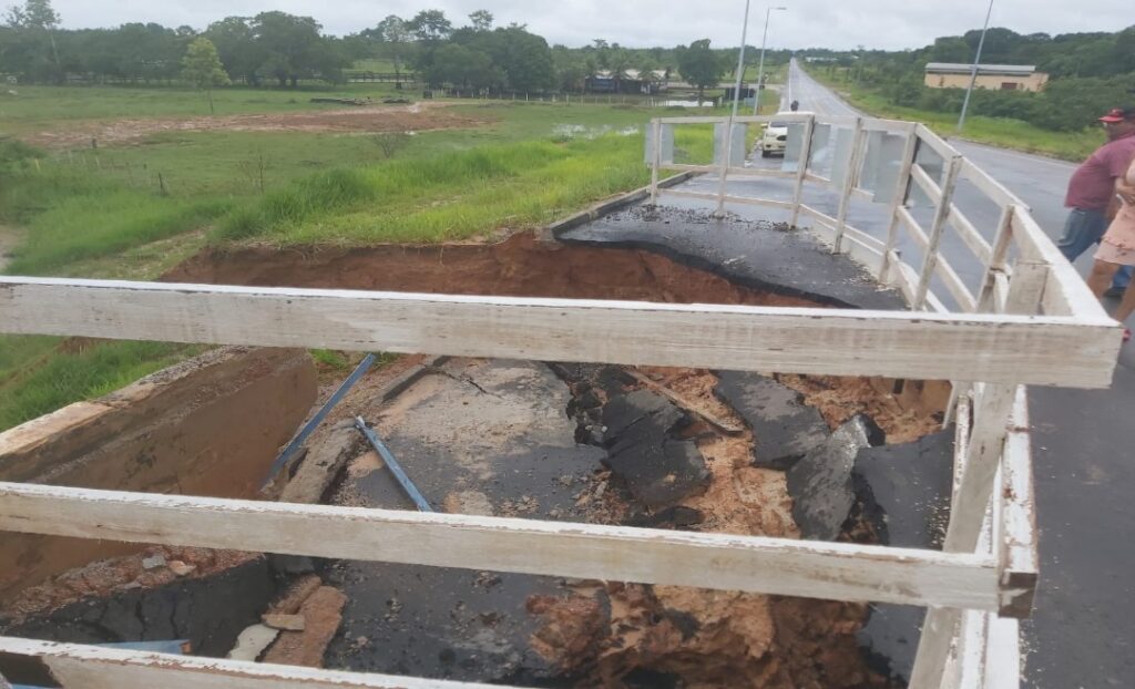 Cabeceira de ponte desmorona e ameaça isolar moradores de Tarauacá