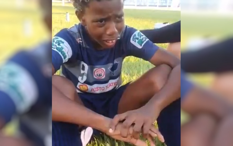 Menino diz em vídeo que foi vítima de racismo durante campeonato de futebol em Caldas Novas: ‘Fecha o preto’