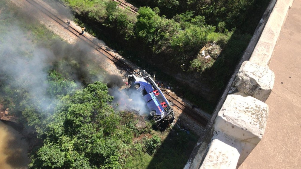 Sobe para 19 número de mortos em acidente de ônibus no interior de Minas