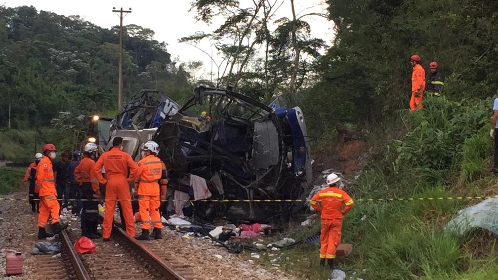 Ônibus cai de viaduto e deixa 14 mortos em MG; veículo não tinha autorização para levar passageiros