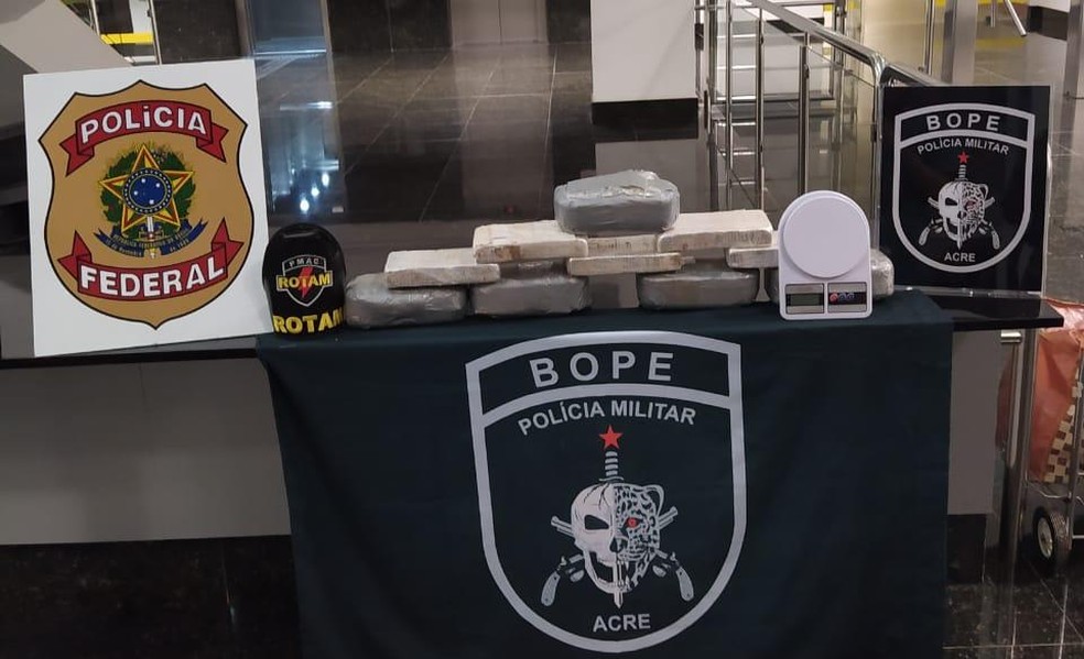 Homem é preso com 15,5 quilos de cocaína escondidos em bagageiro de carro no Acre