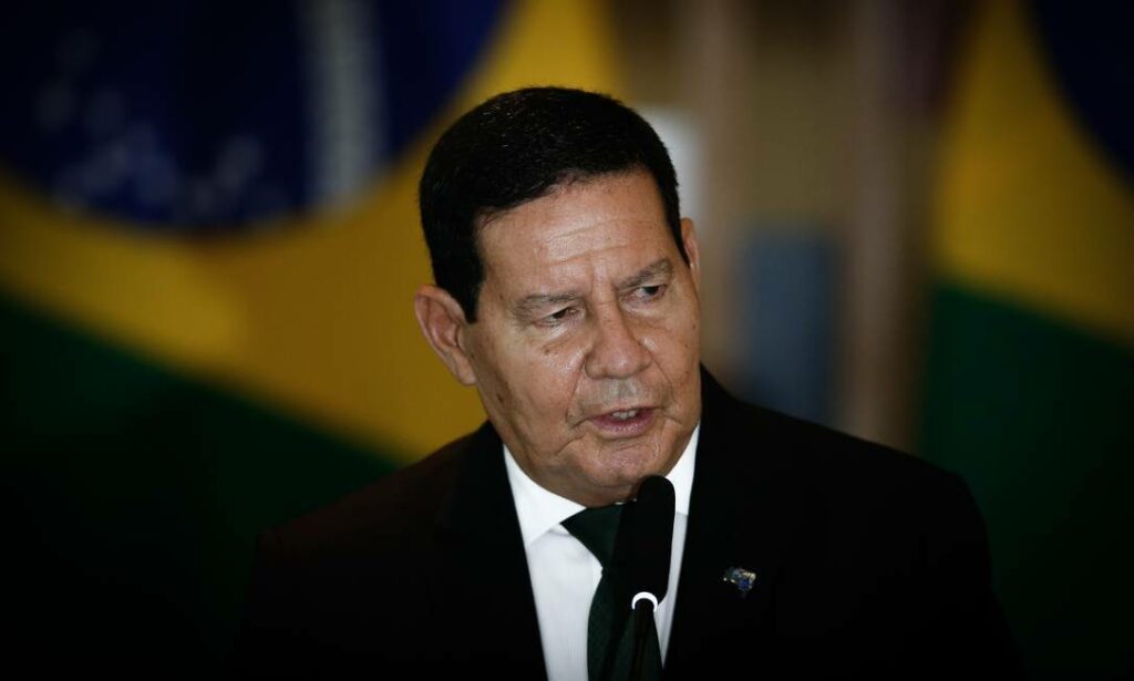 ‘Tomo qualquer vacina certificada pela Anvisa’, diz Mourão