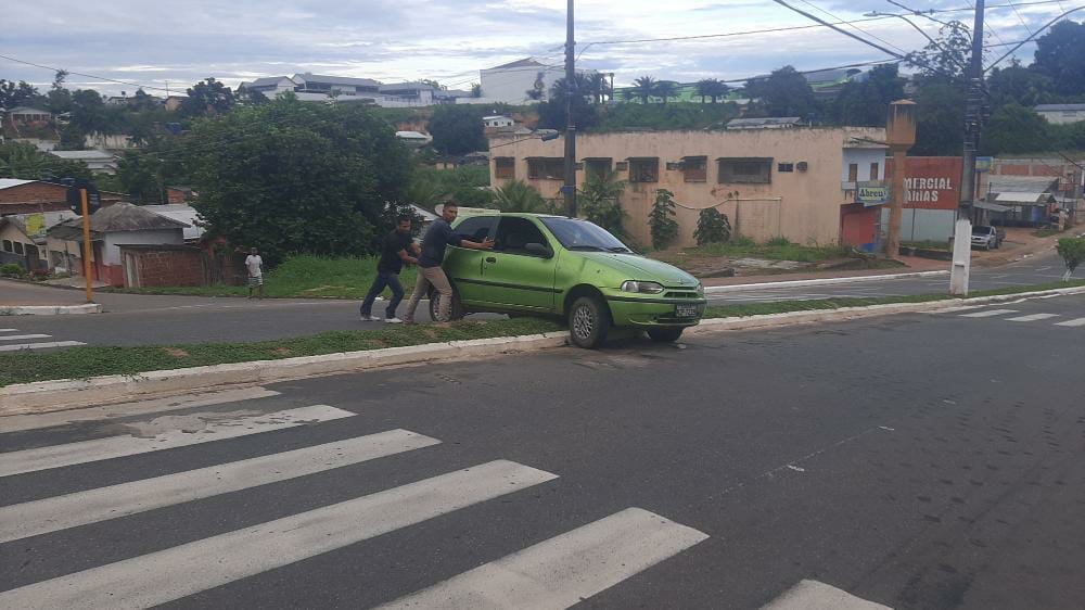 Outro veículo fica “entalado” na Avenida Lauro Muller após motorista tentar passar por canteiro