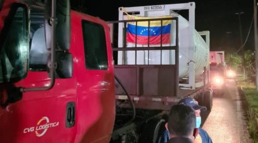 Caminhões com mais de 100 mil m³ de oxigênio da Venezuela chegam a Manaus