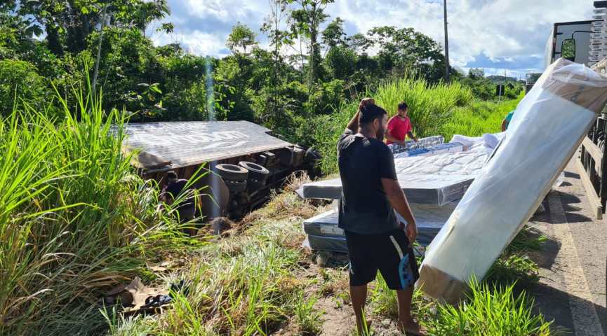 Caminhão da Ortobom tomba em trecho da BR-364, próximo a Cruzeiro do Sul