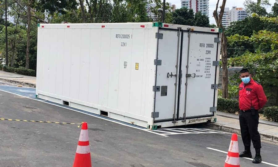 Câmaras frigoríficas voltam a ser instaladas em hospital de Manaus para armazenar corpos de vítimas da Covid-19