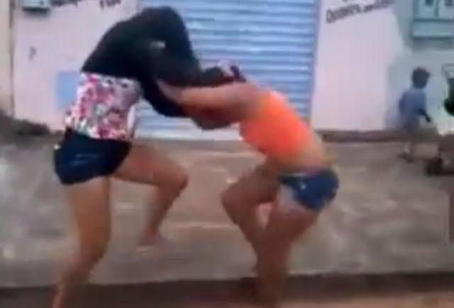 Jovem descobre que prima era amante do marido e ainda leva surra