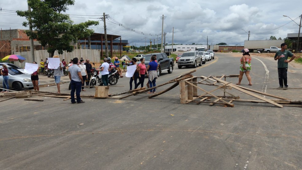 Sem pagamento, servidores terceirizados da Saúde de Cruzeiro do Sul fecham Ponte da União em protesto