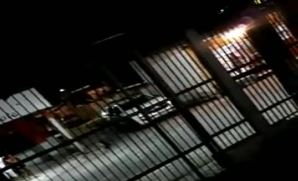 Vídeo mostra ação da polícia contra civis que desobedecem toque de recolher