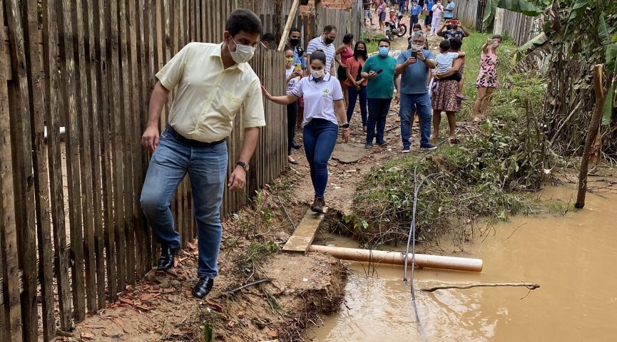 Gladson visita bairros alagados com primeira-dama e faz doação de mais de 100 sacolões