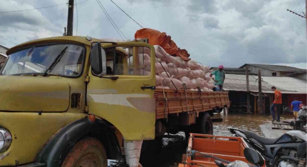 Enchente do rio Juruá afeta depósito de farinha em Cruzeiro do Sul