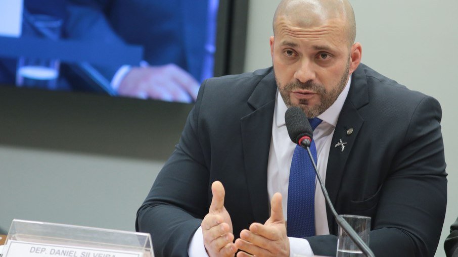 Com prisão mantida, Daniel Silveira é levado para batalhão prisional da PM