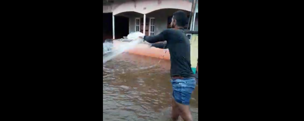 VEJA O VÍDEO: morador do bairro da Várzea usa tarrafa para pescar em rua alagada de Cruzeiro do Sul