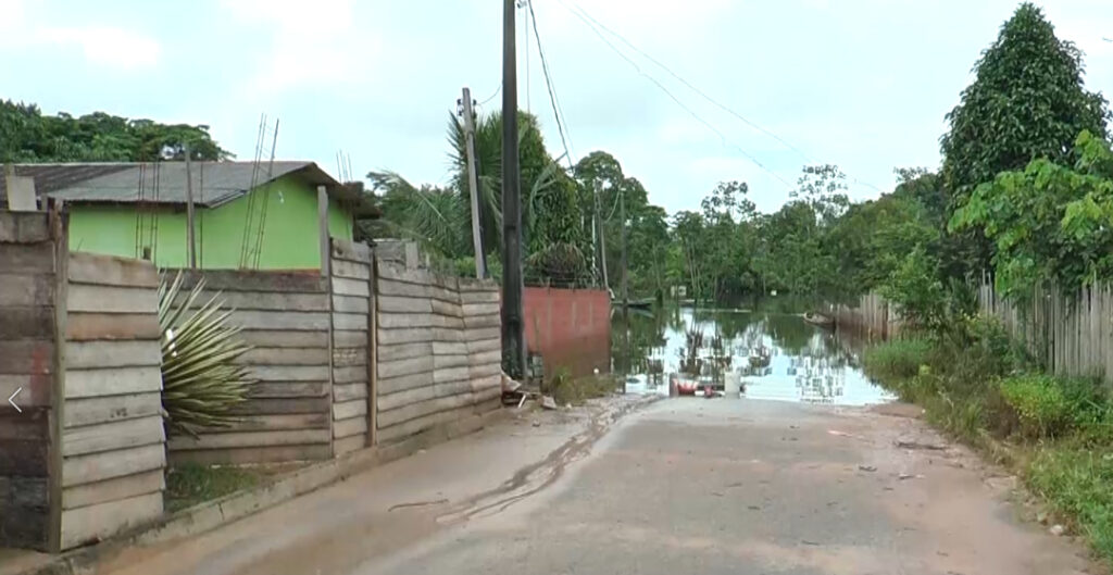 Religação de energia em áreas alagadas só ocorrerá quando o rio Juruá atingir 13 metros