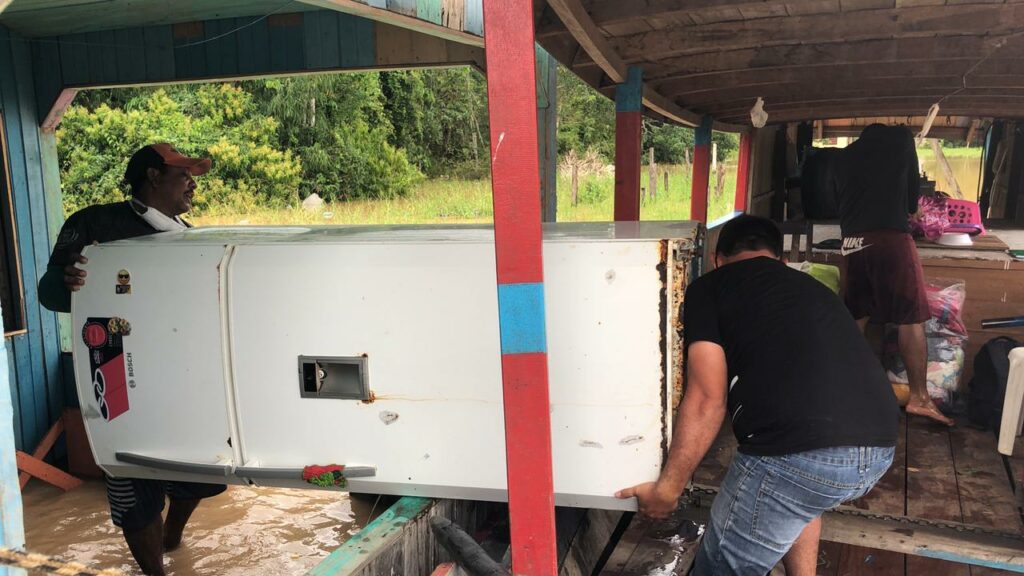 A luta das famílias que foram atingidas pela enchente do rio Juruá e dos profissionais para ajudar essas pessoas