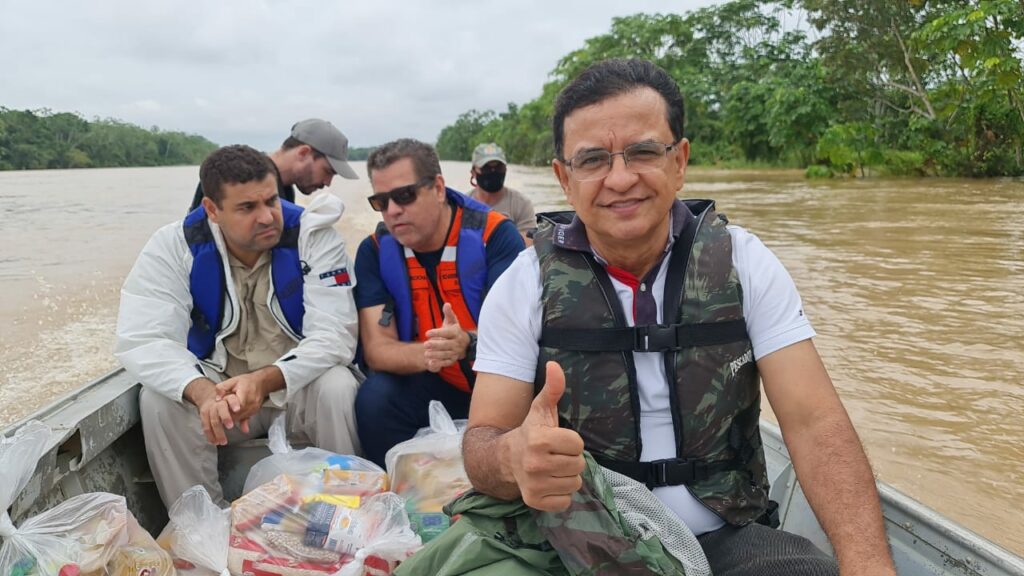 Rocha e Luiz Gonzaga entregam cestas básicas em comunidades ribeirinhas do Rio Juruá