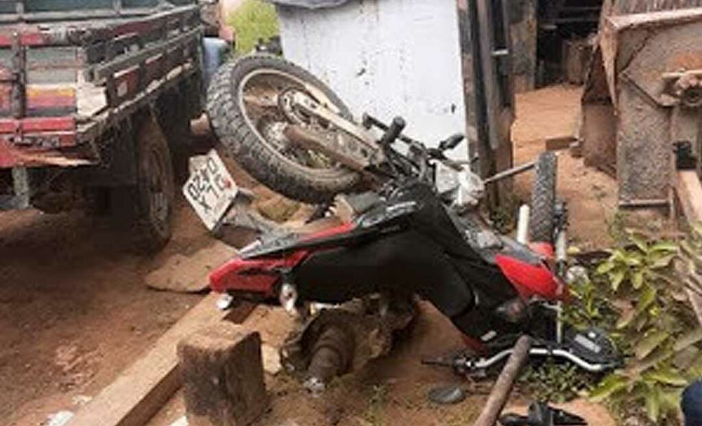 Jovem morre após colidir em eixo de caminhão deixado na frente de oficina mecânica
