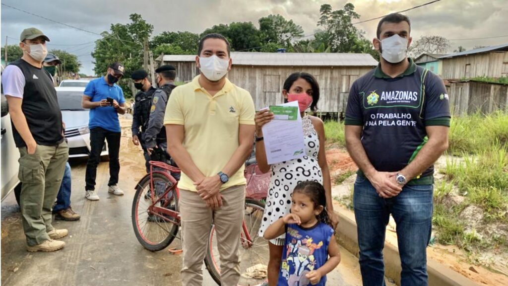 Prefeito Ordean entrega mais de 1 mil cartões do “Auxílio Estadual” para famílias carentes do Guajará