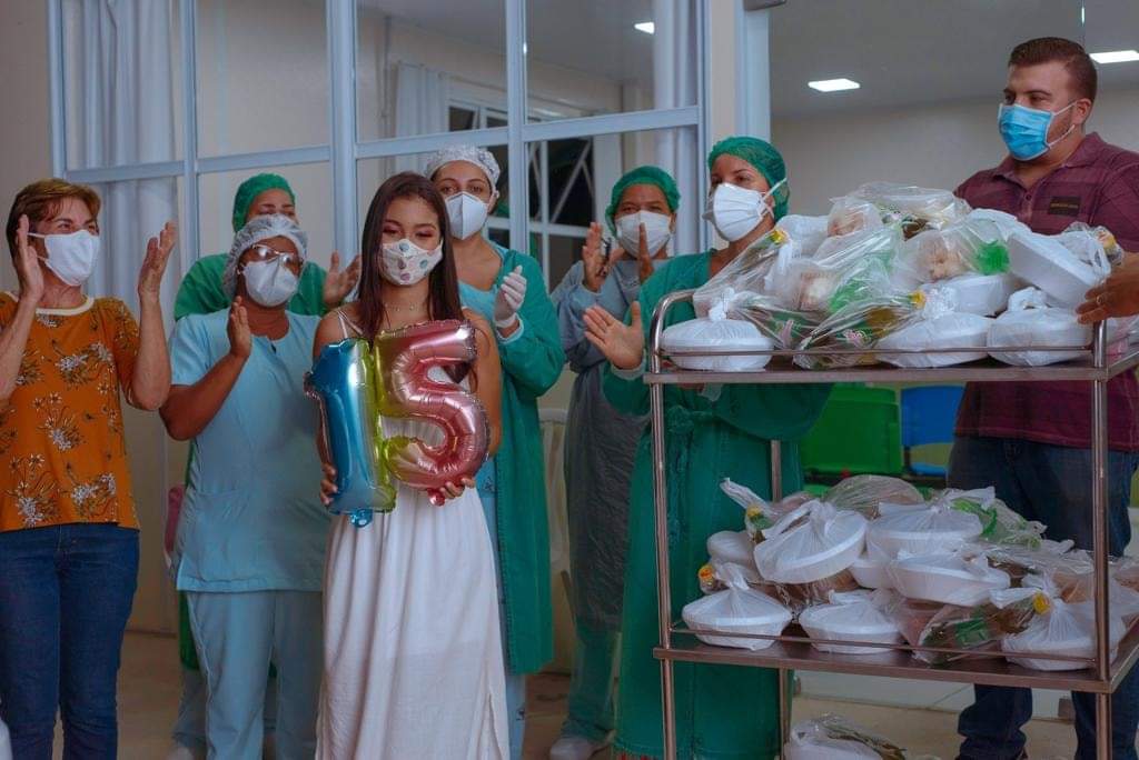 Em Cruzeiro do Sul, jovem abre mão da festa de 15 anos e proporciona jantar a profissionais do hospital do Juruá