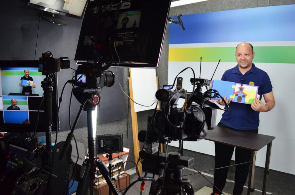 Estudantes devem ficar atentos ao reinício das aulas na segunda-feira, 8