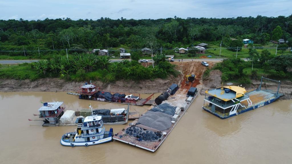 Balsa Comandante Deodato descarrega material de construção em Porto Walter