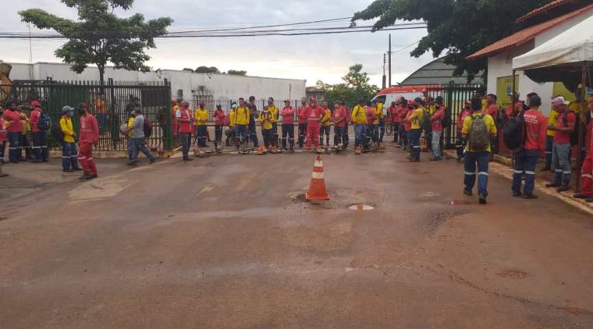 Bocalom atrasa salários e funcionários da Zeladoria cruzam os braços em protesto