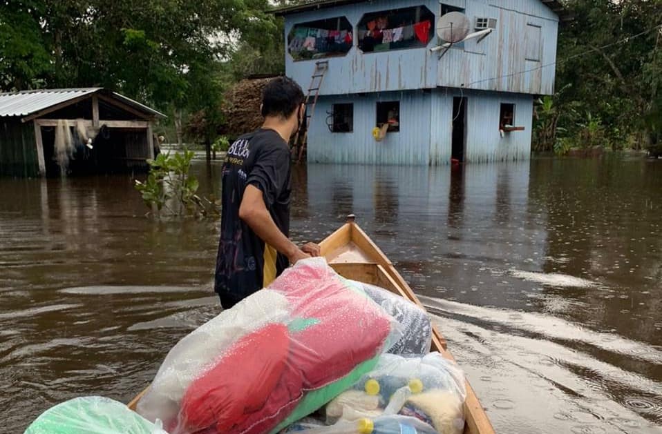Família distribui marmitas com frases de solidariedade para famílias atingidas pela enchente em Cruzeiro do Sul