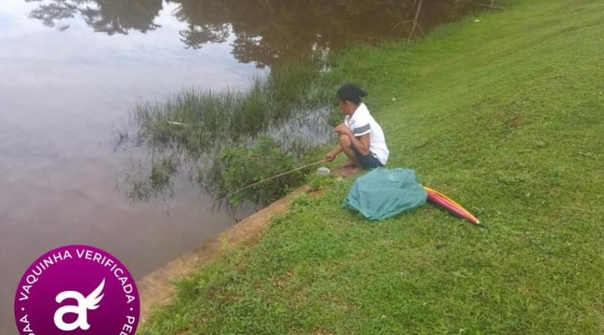 Idosa que perdeu tudo em alagação pesca no lago da Ufac para alimentar a família