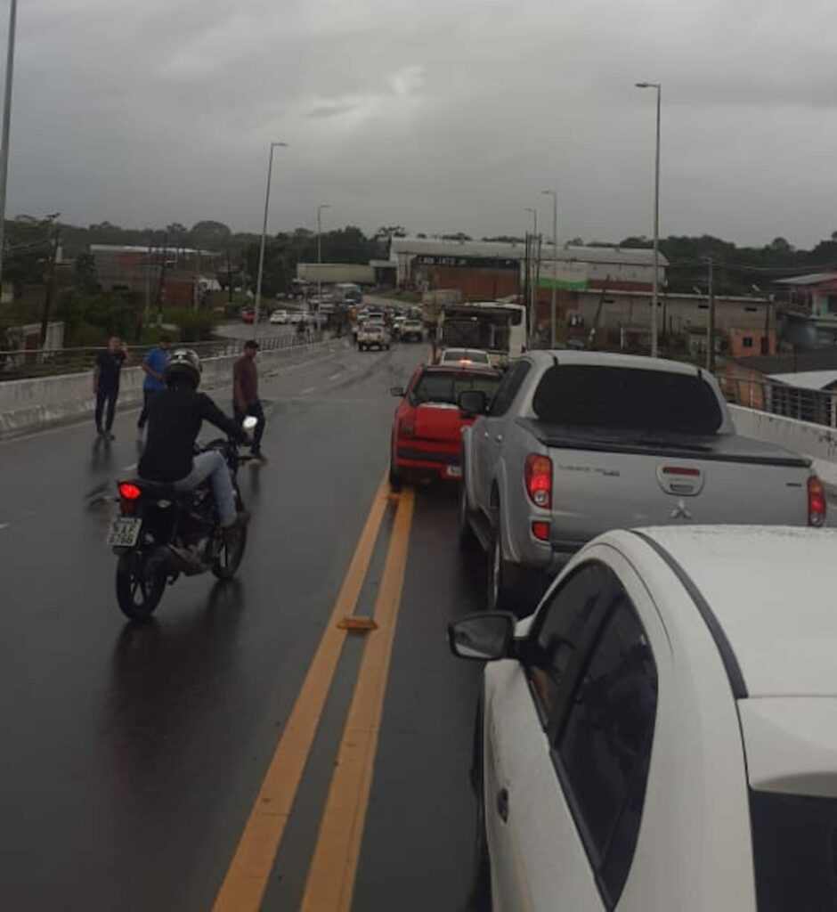 Em protesto devido falta de energia, cruzeirenses fecham novamente a ponte da União