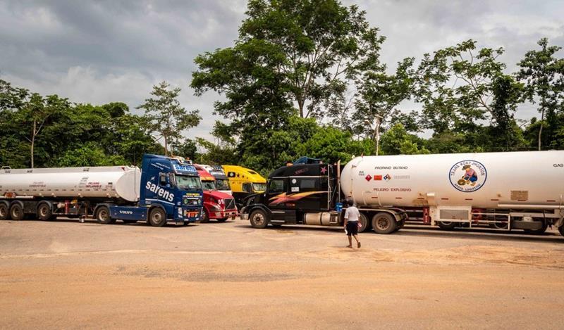 Com ponte ocupada por imigrantes, caminhoneiros protestam e temem perder carga com alimentos
