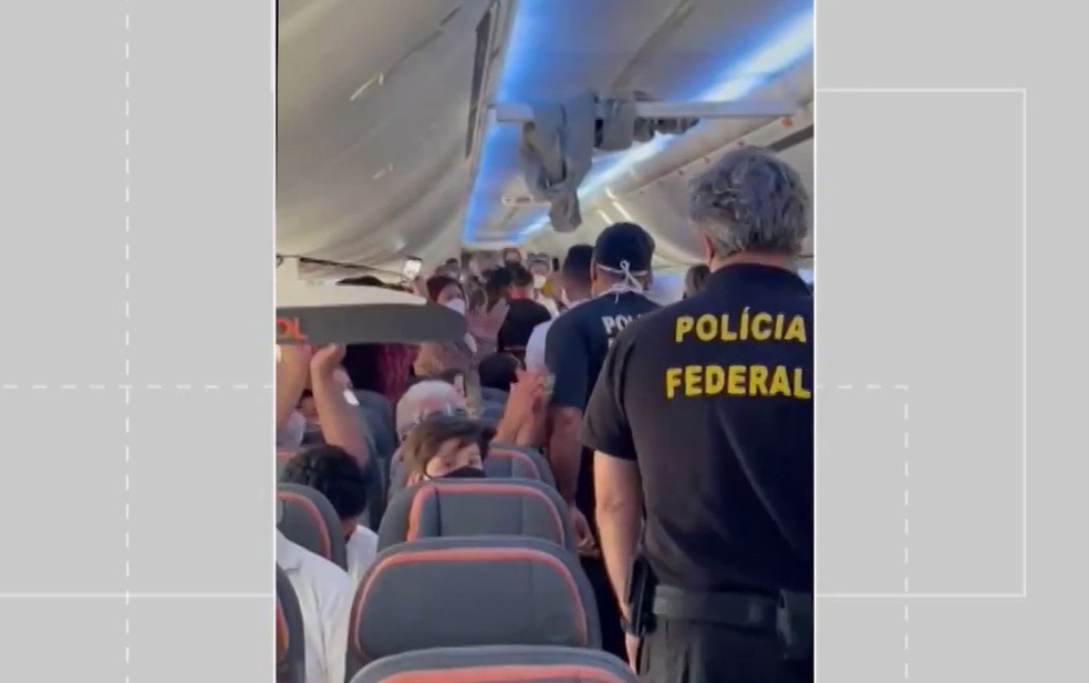 Avião retorna ao aeroporto de Salvador após decolagem e passageiro é retirado de voo por se recusar a usar máscara; VÍDEO