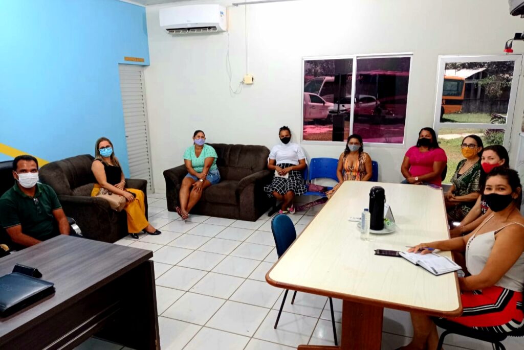 Prefeito Jailson Amorim conhece trabalho de costureiras de Rodrigues Alves