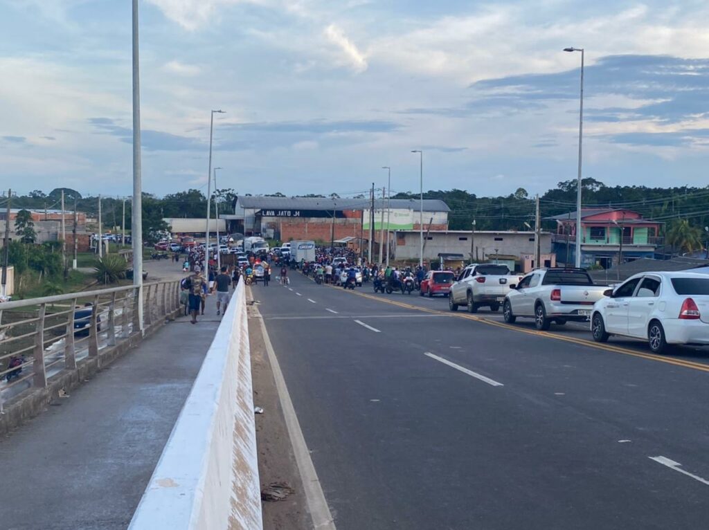 Moradores fecham Ponte da União em protesto pelo corte de energia elétrica