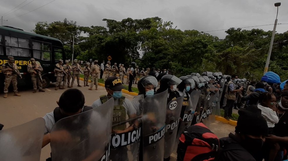 Após enfrentarem polícia peruana, imigrantes voltam para a Ponte da Integração, no Acre